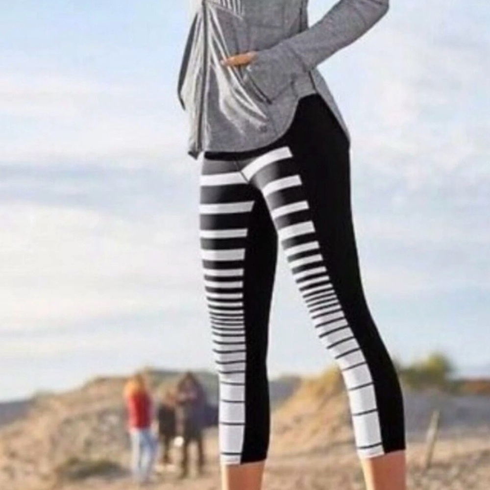 Athleta Sonar Leggings Black White Stripe Compression Artsy Piano Geo Size S